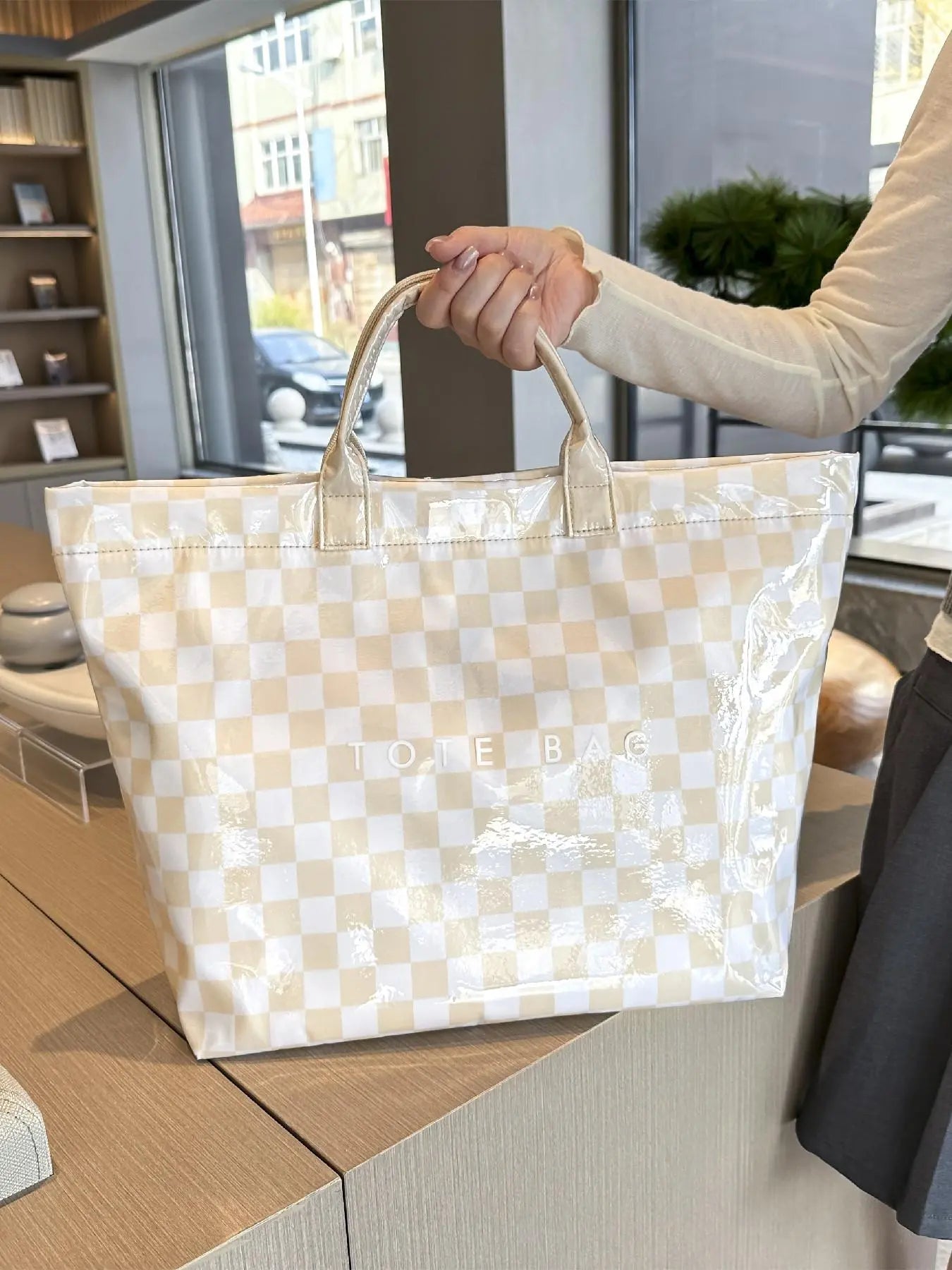Women'S Simple and Stylish Multi-Color Striped Letter Tote Bag, Daily Large-Capacity Casual Easy-To-Match PVC Checkerboard Handbag, Jelly Tote Bag, Suitable for Various Occasions Such as Commuting, Traveling, Dating, Shopping, Etc., Commuter Tote
