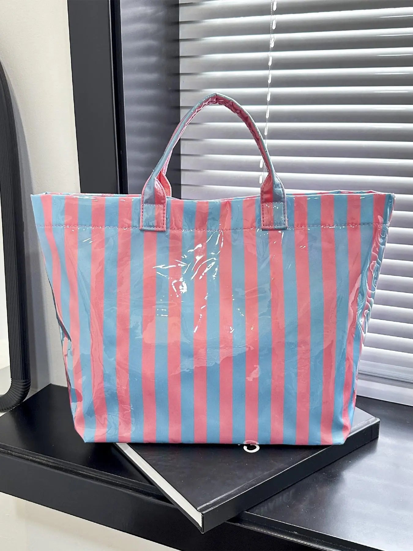 Women'S Simple and Stylish Multi-Color Striped Letter Tote Bag, Daily Large-Capacity Casual Easy-To-Match PVC Checkerboard Handbag, Jelly Tote Bag, Suitable for Various Occasions Such as Commuting, Traveling, Dating, Shopping, Etc., Commuter Tote