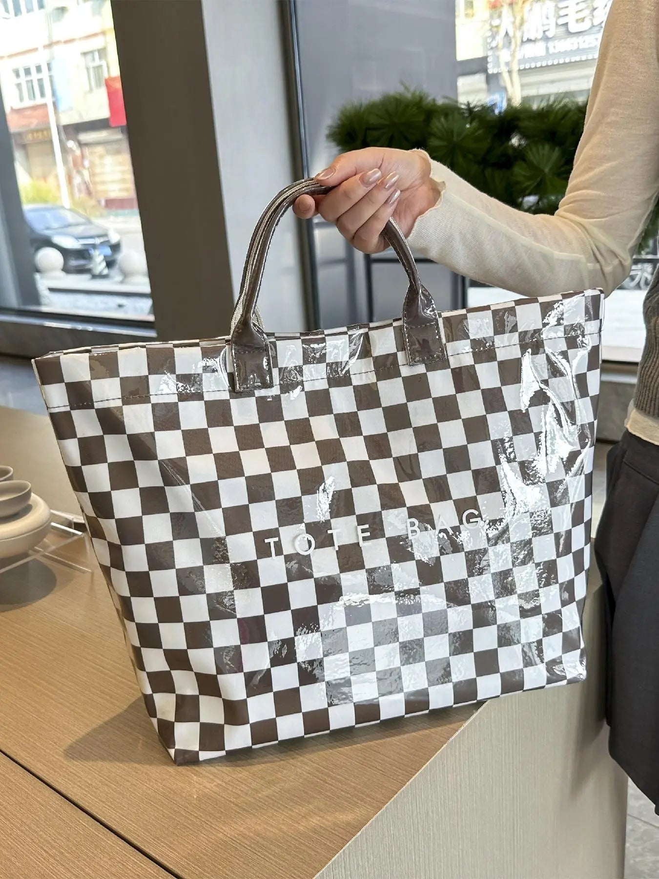 Women'S Simple and Stylish Multi-Color Striped Letter Tote Bag, Daily Large-Capacity Casual Easy-To-Match PVC Checkerboard Handbag, Jelly Tote Bag, Suitable for Various Occasions Such as Commuting, Traveling, Dating, Shopping, Etc., Commuter Tote