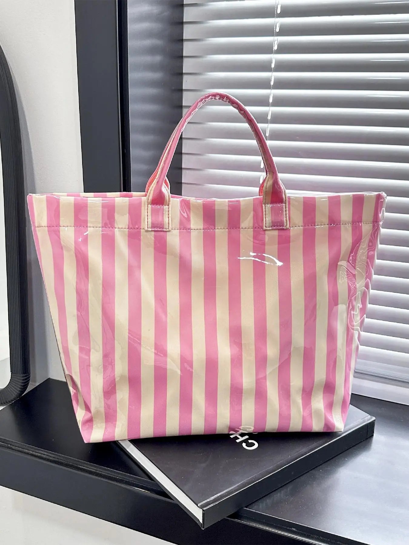 Women'S Simple and Stylish Multi-Color Striped Letter Tote Bag, Daily Large-Capacity Casual Easy-To-Match PVC Checkerboard Handbag, Jelly Tote Bag, Suitable for Various Occasions Such as Commuting, Traveling, Dating, Shopping, Etc., Commuter Tote