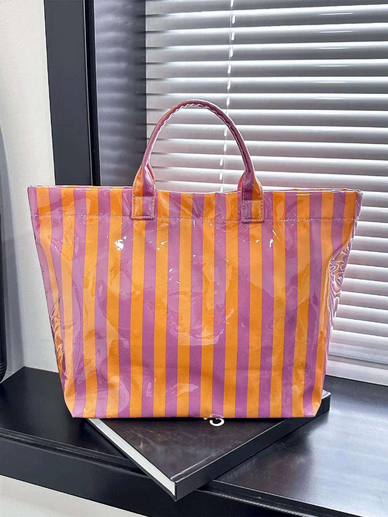 Women'S Simple and Stylish Multi-Color Striped Letter Tote Bag, Daily Large-Capacity Casual Easy-To-Match PVC Checkerboard Handbag, Jelly Tote Bag, Suitable for Various Occasions Such as Commuting, Traveling, Dating, Shopping, Etc., Commuter Tote
