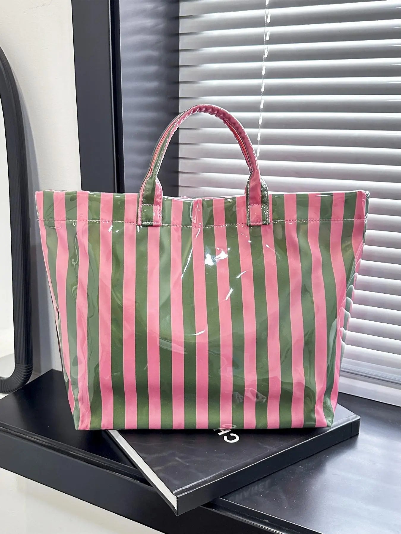 Women'S Simple and Stylish Multi-Color Striped Letter Tote Bag, Daily Large-Capacity Casual Easy-To-Match PVC Checkerboard Handbag, Jelly Tote Bag, Suitable for Various Occasions Such as Commuting, Traveling, Dating, Shopping, Etc., Commuter Tote